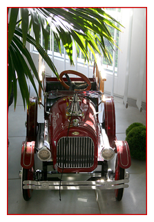 rotes Oldtimer-Modellauto