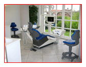 Behandlungzimmer mit Blick in den Garten