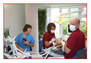 Zahn-Patient in Behandling unter Vollnarkose